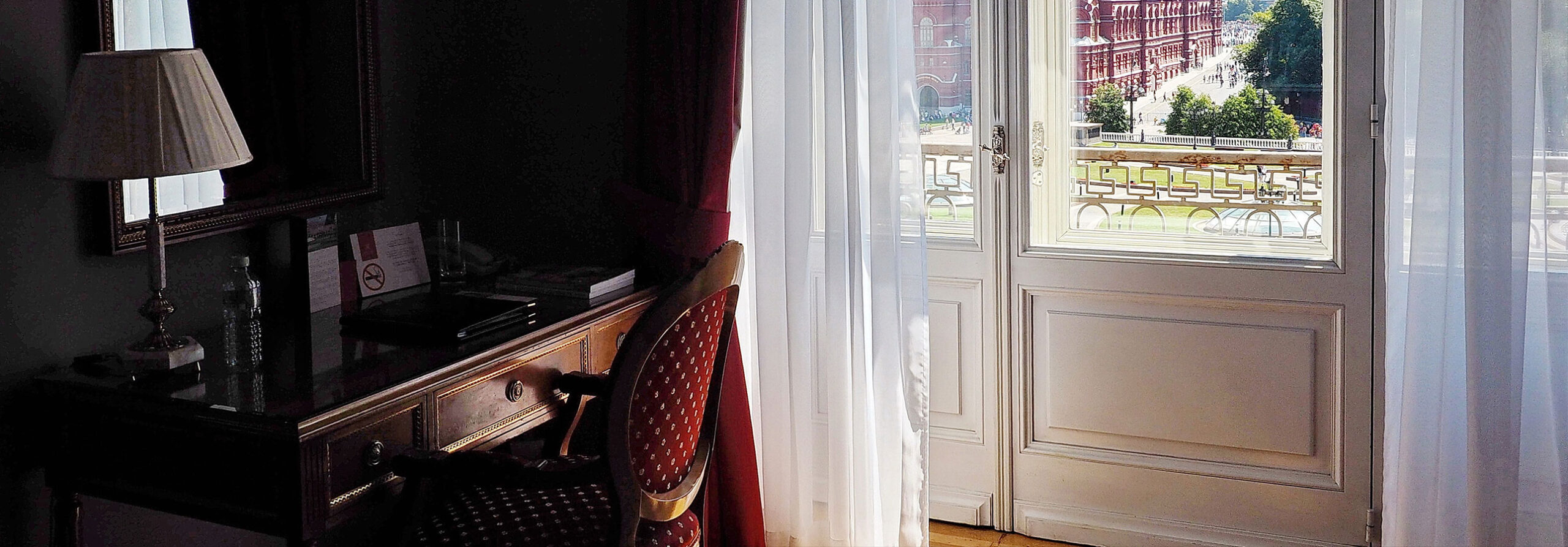 My faxed joke won a pager in the cable TV quiz show. Amazingly few discotheques provide jukeboxes.